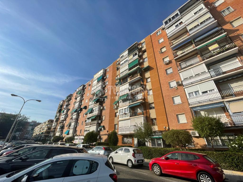 3 rooms Apartment in Madrid, Spain No. 268740