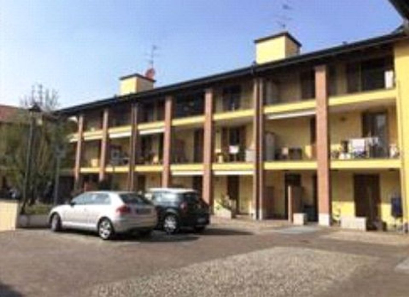 2 rooms Apartment in Burago di Molgora, Italy No. 2729
