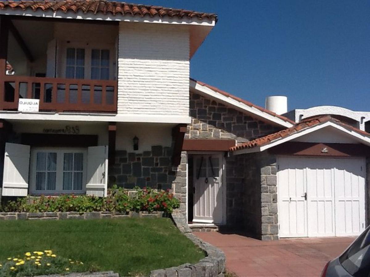 2 bedrooms House in Maldonado, Uruguay No. 2042