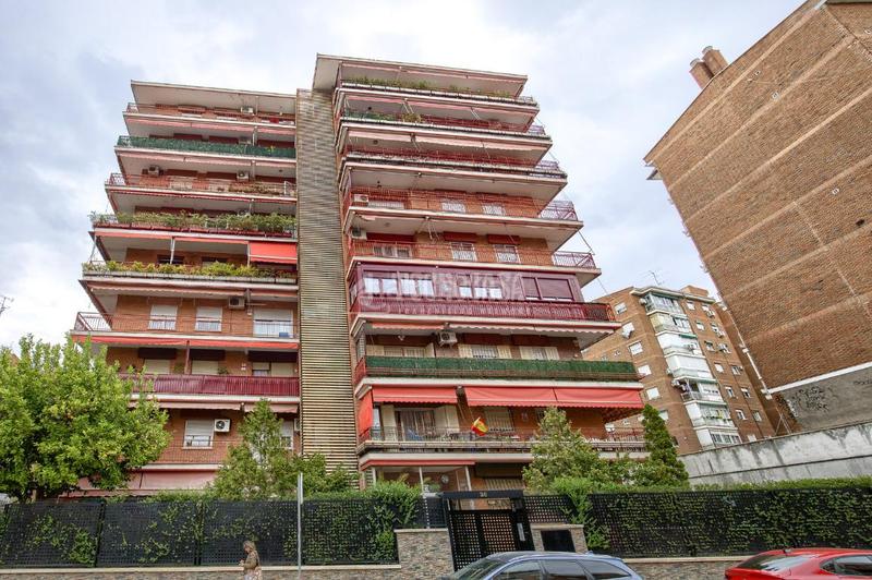 Apartamento de 4 dormitorios en Madrid, Spain No. 190935