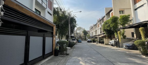 3 Schlafzimmer Stadthaus in Lat Phrao, Thailand, Nr. 63515 4