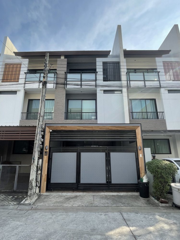 Таунхаус с 3 спальнями в Лат Пхрау, Таиланд № 63515