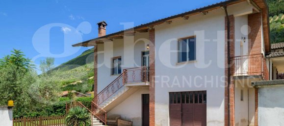 3 bedrooms House in Gubbio, Italy No. 357425 2