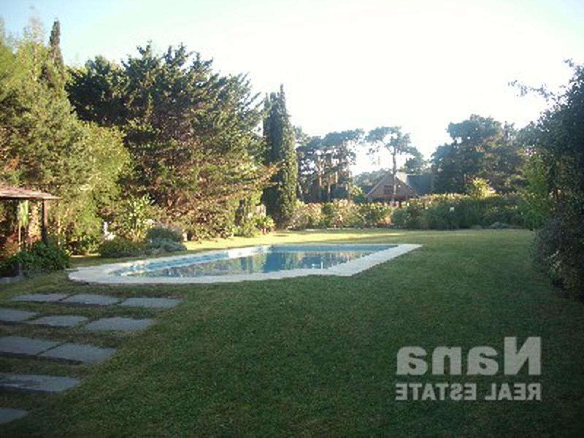 Casa de 4 dormitorios en Maldonado, Uruguay No. 1423