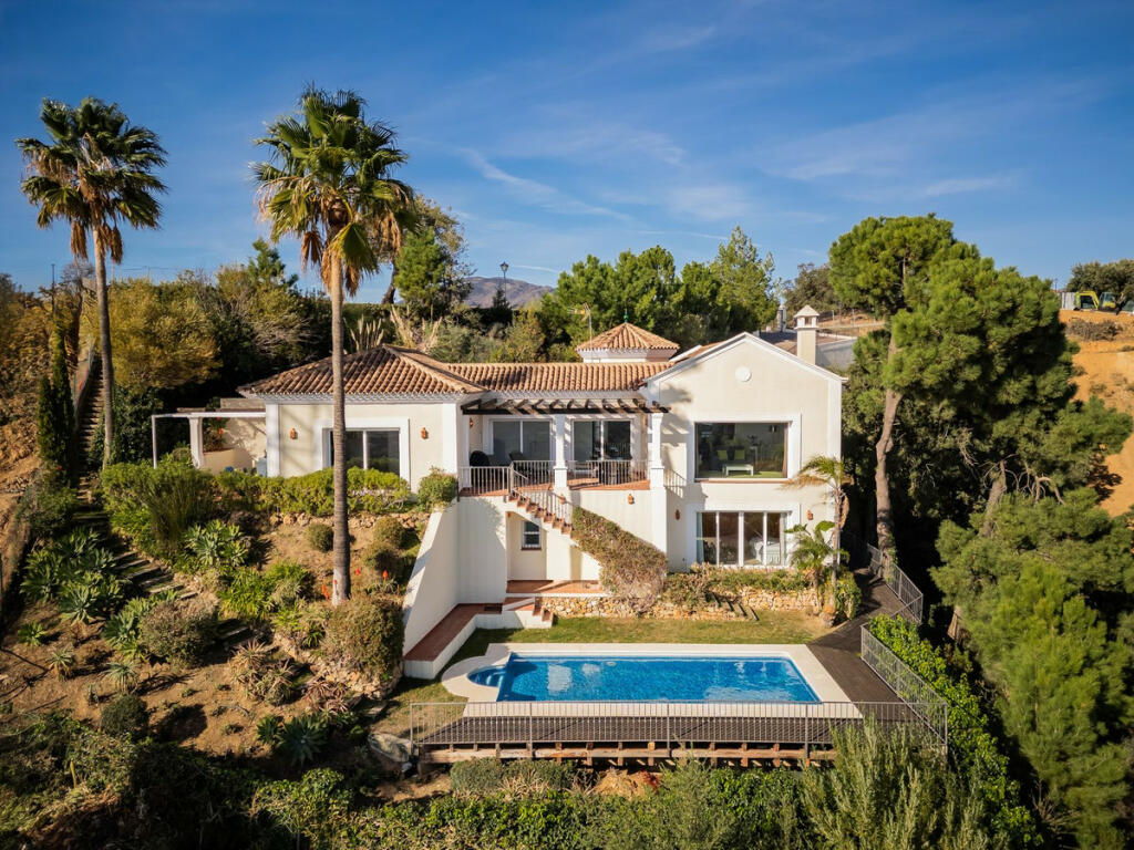 4 bedrooms Villa in Malaga, Spain No. 39779