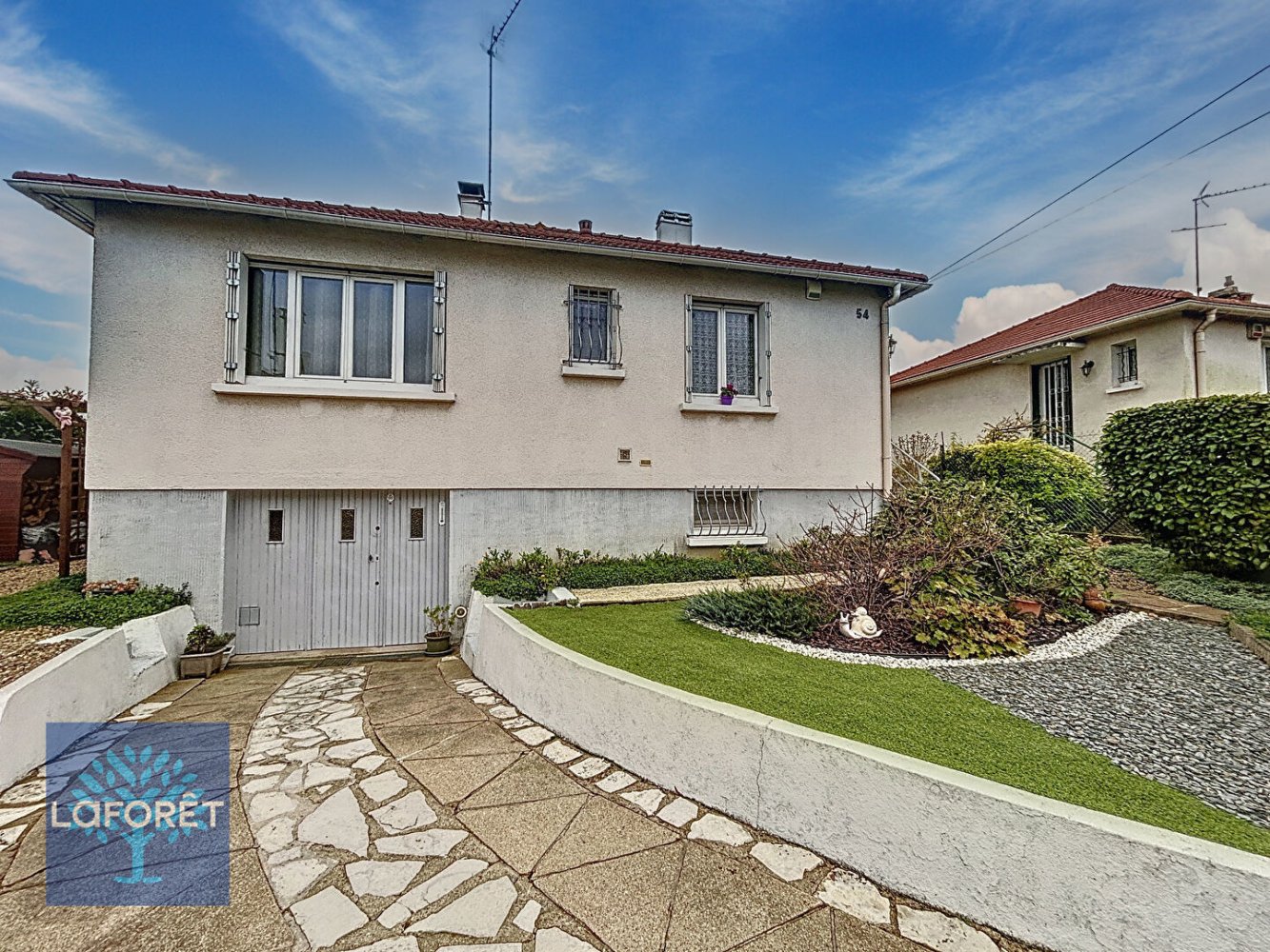 2 bedrooms House in Evry, France No. 166438