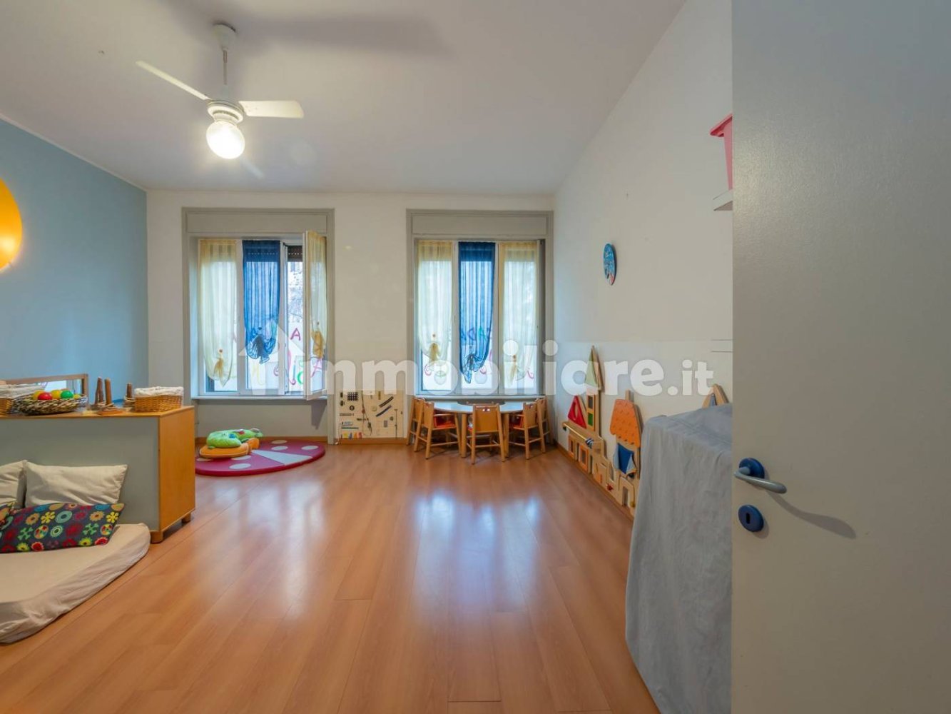 Oficina de 5 habitaciónes en Milan, Italy No. 241544