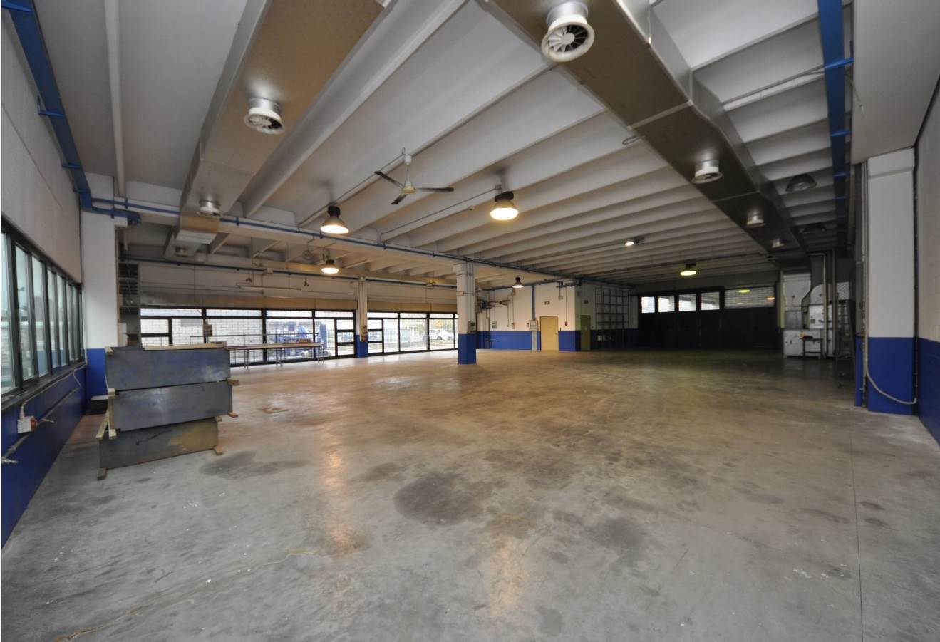  مستودع في Bovisio Masciago, Italy 1900متر مربع رقم 215663