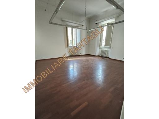 9 rooms Apartment in Florence, Italy No. 33133