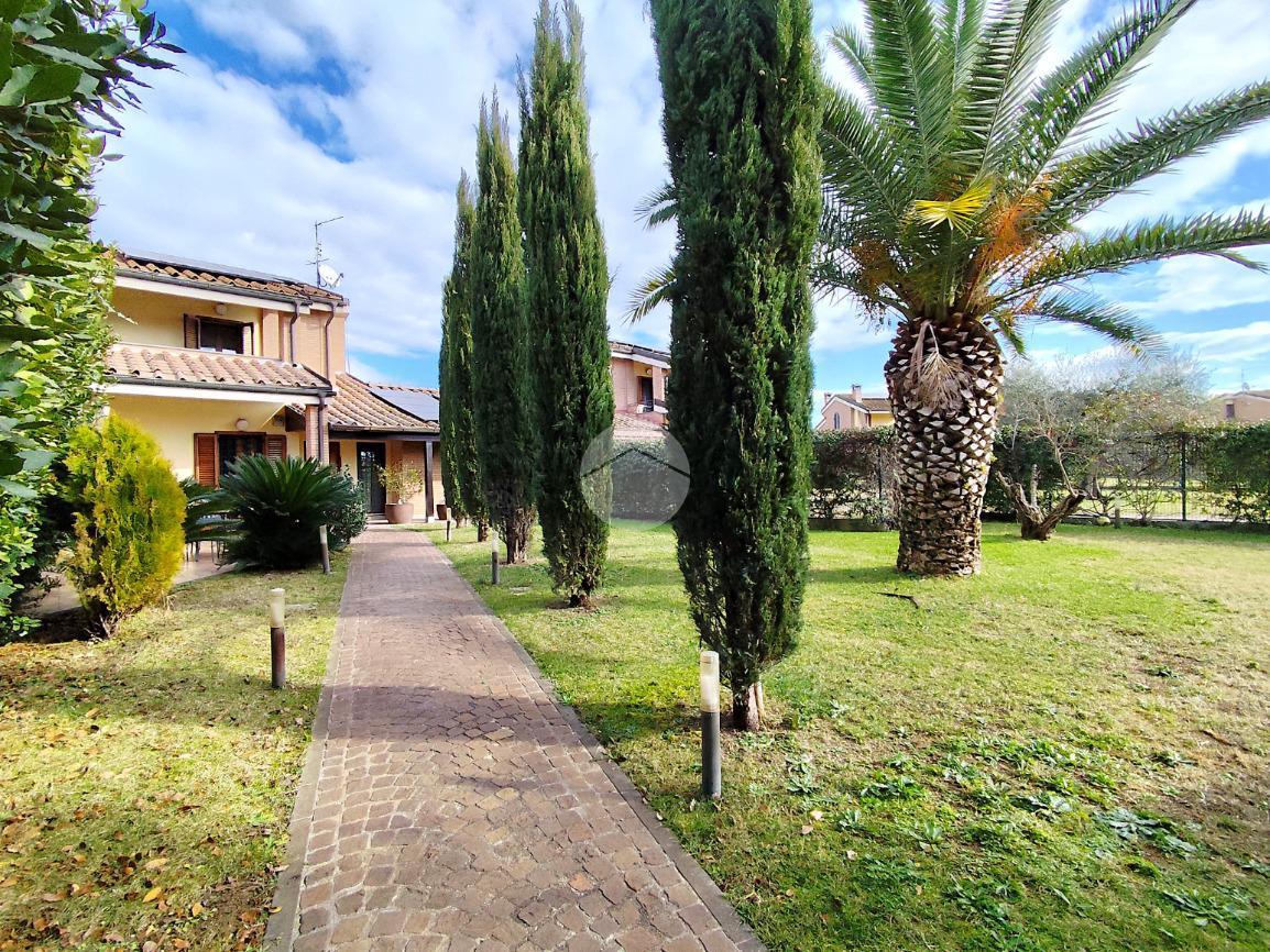 Вилла с 7 комнатами в Рим, Италия № 32898