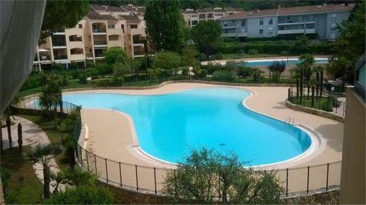 Studio à condo à Mougins, France No. 7485