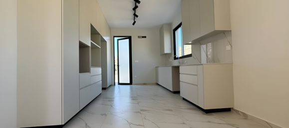 4 Schlafzimmer Gewerbliche Immobilie in Agios Tychonas, Cyprus, Nr. 18434 3