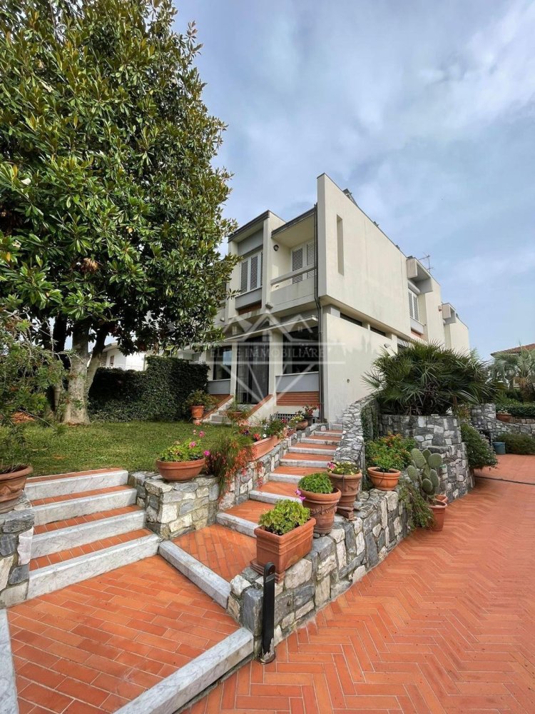 3 bedrooms House in Carrara, Italy No. 189019