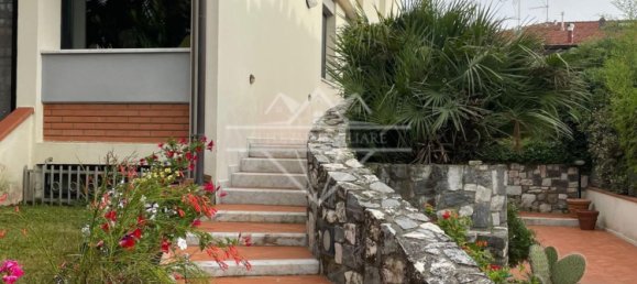 3 bedrooms House in Carrara, Italy No. 189019 5