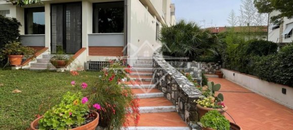 3 bedrooms House in Carrara, Italy No. 189019 2