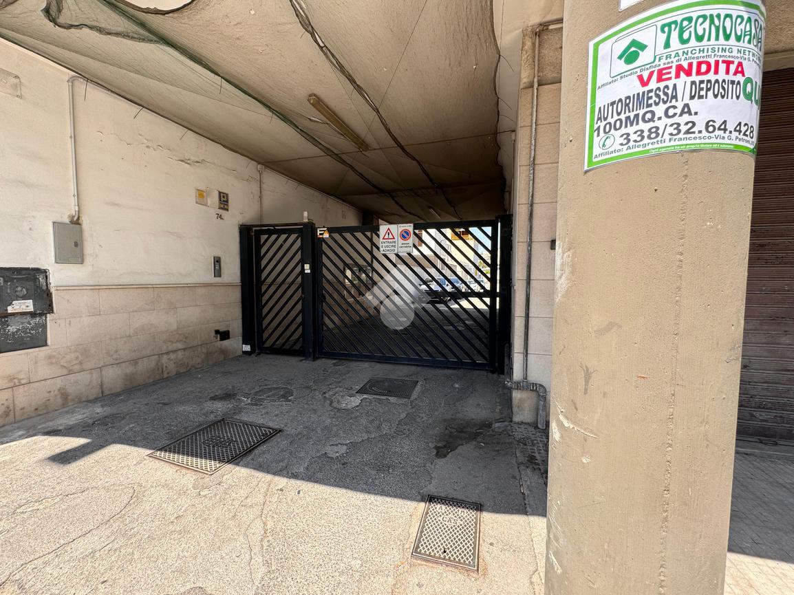 1-salle Garage à Bari, Italy No. 7416