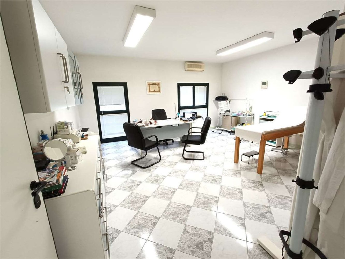 50m² Office in Fidenza, Italy No. 177089