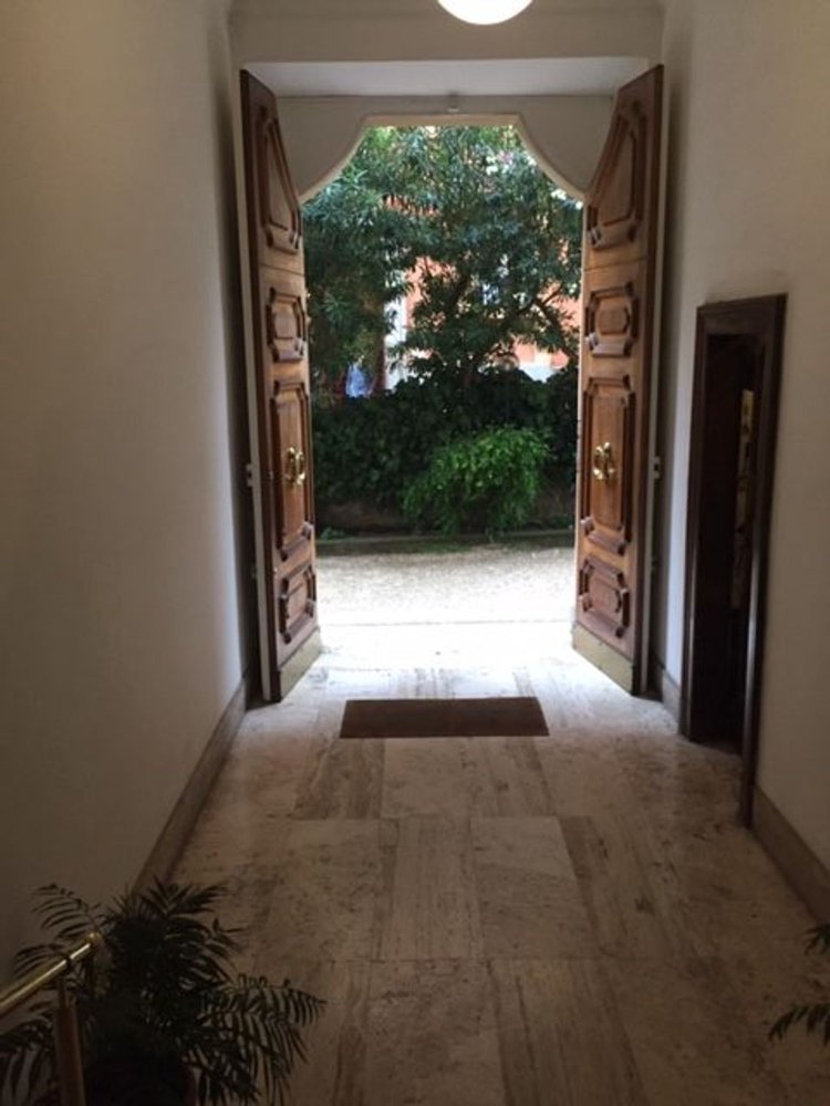 650m² Office in Rome, Italy No. 133682