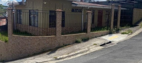 3 bedrooms House in Moravia, Costa Rica No. 1246 2