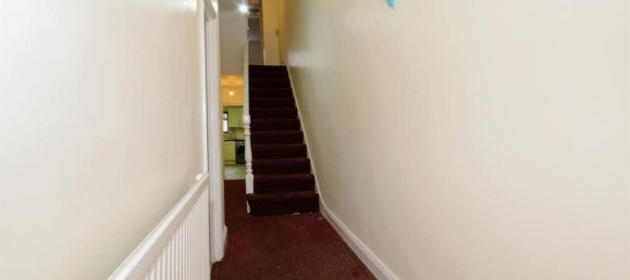 4 bedrooms House in London, United Kingdom No. 6316 17