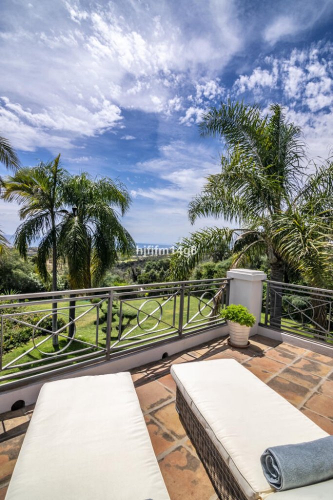 4 bedrooms Villa in Malaga, Spain No. 256439