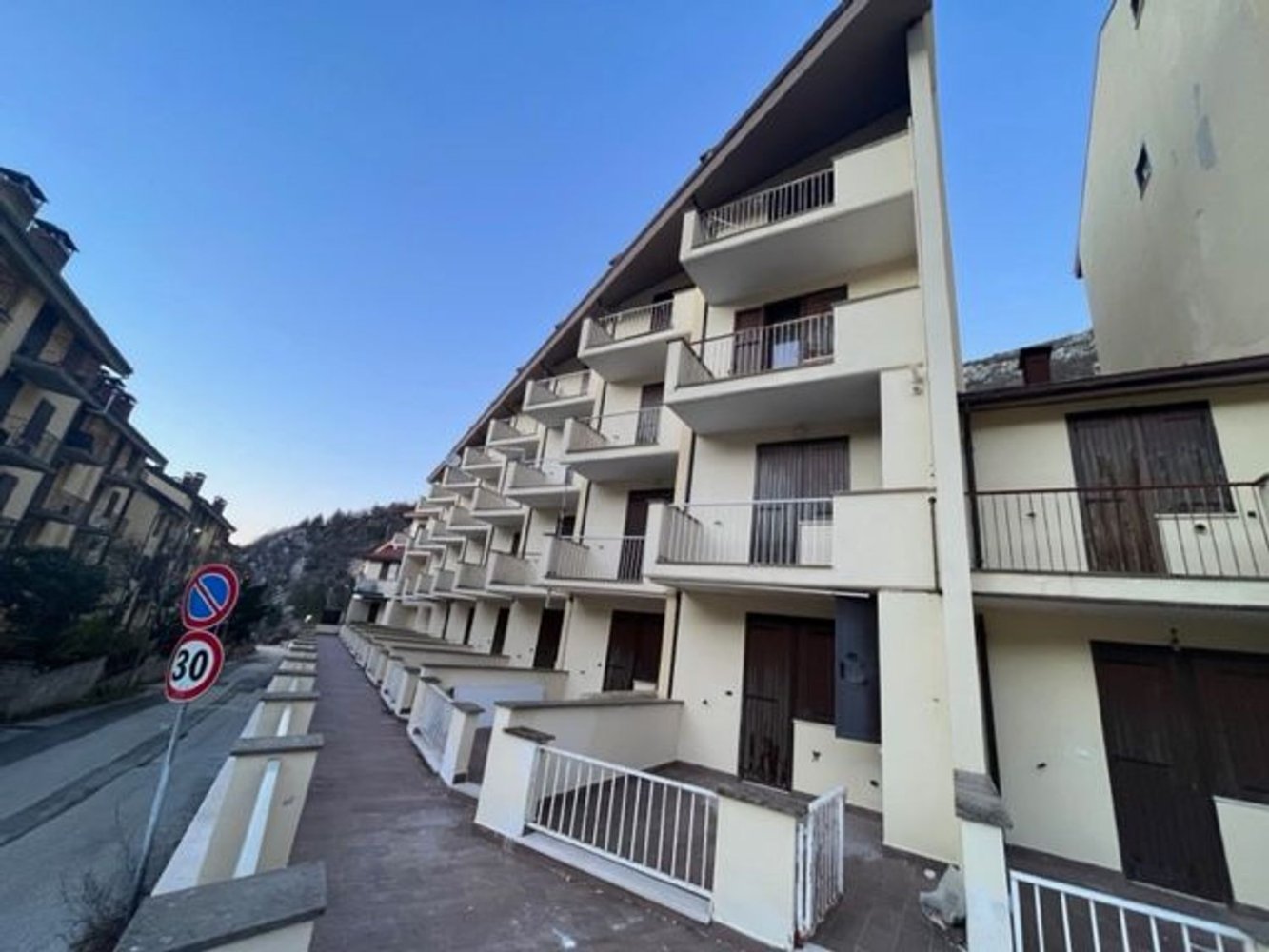 Dúplex de 3 habitaciónes en Lucoli, Italy No. 110619