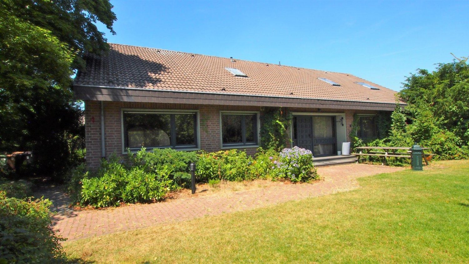 Бунгало с 6 спальнями в Клеве, Германия № 287320