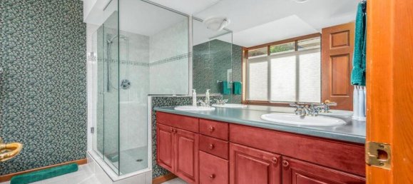 4 bedrooms House in British Columbia, Canada No. 1229 10