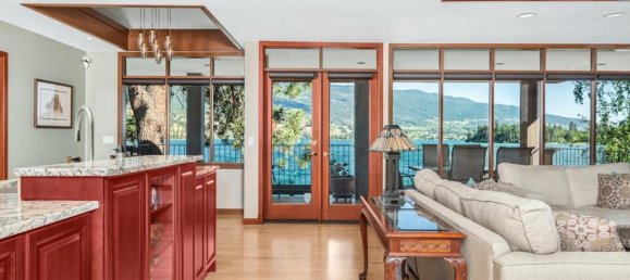 4 bedrooms House in British Columbia, Canada No. 1229 3