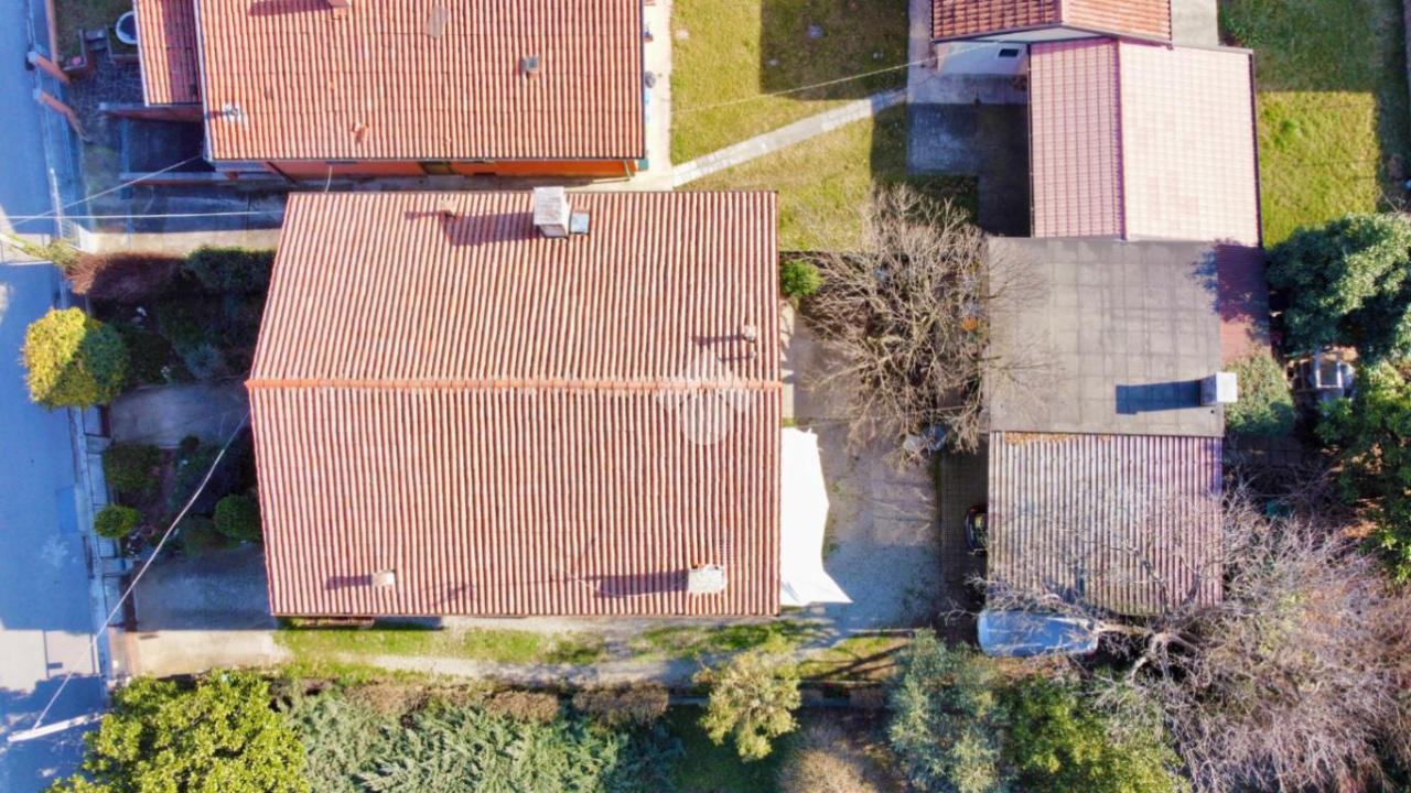 6 rooms House in Udine, Italy No. 235557