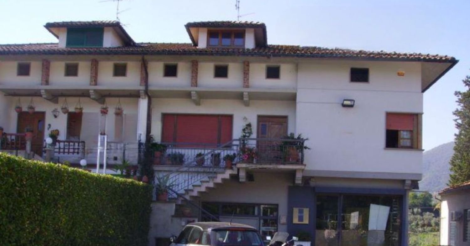 497m² Commercial property in Quarrata, Italy No. 336058