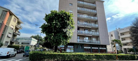 3 rooms Apartment in Monza, Italy No. 15497 7