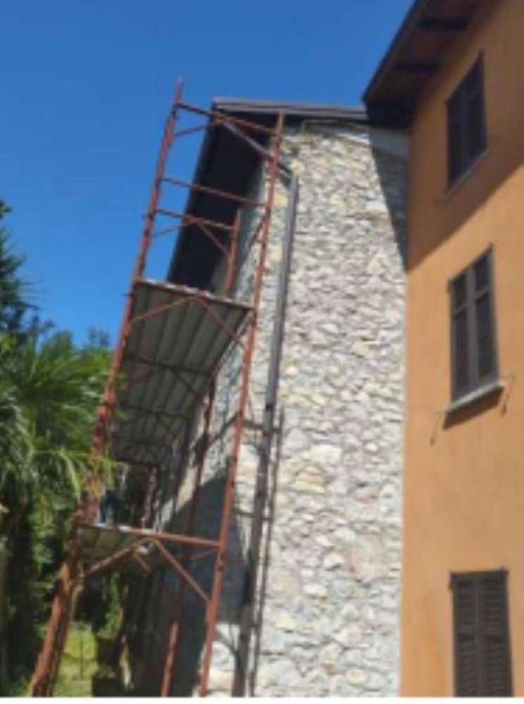 5 rooms Apartment in Cocquio-Trevisago, Italy No. 184530