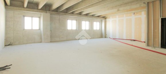 Офис с 1 комнатой в Каццаго Сан Мартино, Италия № 209379 21