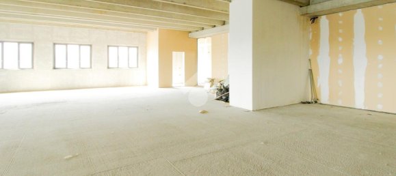 Офис с 1 комнатой в Каццаго Сан Мартино, Италия № 209379 13