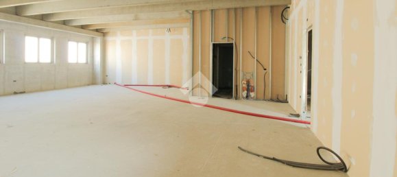 Офис с 1 комнатой в Каццаго Сан Мартино, Италия № 209379 23