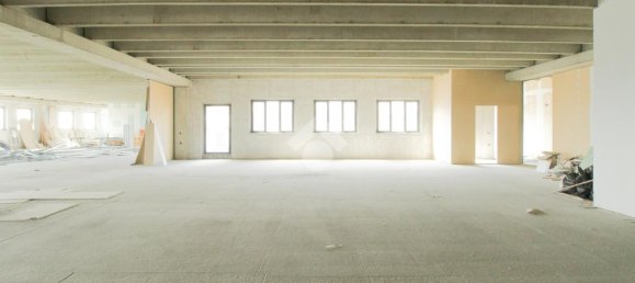 Офис с 1 комнатой в Каццаго Сан Мартино, Италия № 209379 6