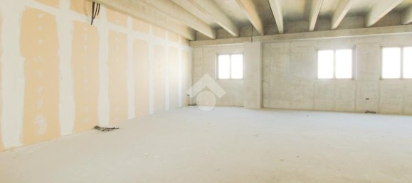 Офис с 1 комнатой в Каццаго Сан Мартино, Италия № 209379 16