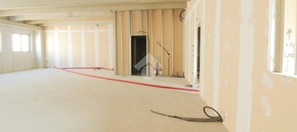 Офис с 1 комнатой в Каццаго Сан Мартино, Италия № 209379 22