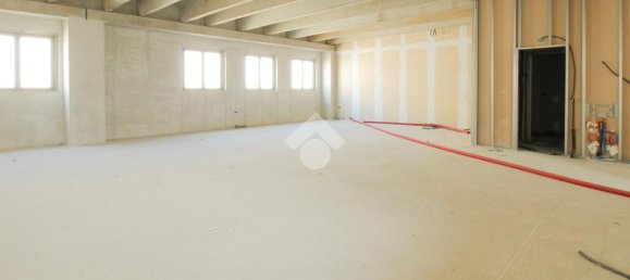 Офис с 1 комнатой в Каццаго Сан Мартино, Италия № 209379 18