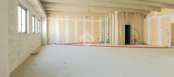 Офис с 1 комнатой в Каццаго Сан Мартино, Италия № 209379 2