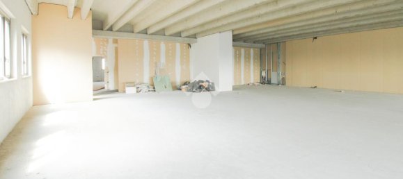 Офис с 1 комнатой в Каццаго Сан Мартино, Италия № 209379 20