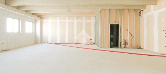 Офис с 1 комнатой в Каццаго Сан Мартино, Италия № 209379 25