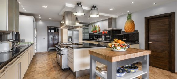 8 bedrooms House in Estepona, Spain No. 140101 6