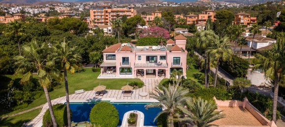 8 bedrooms House in Estepona, Spain No. 140101 2