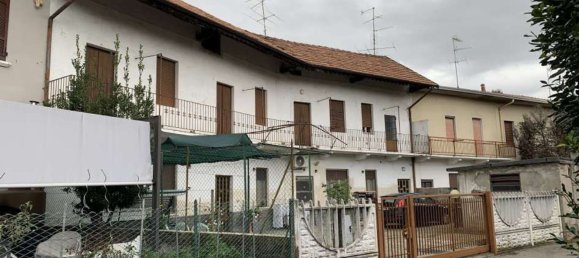 3 rooms Apartment in Cairate, Italy No. 1635 5