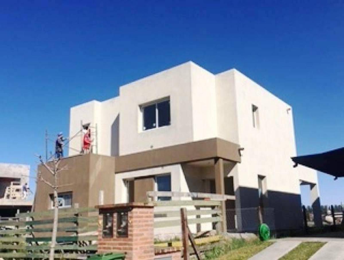 Casa de 3 dormitorios en Tigre, Argentina No. 13556