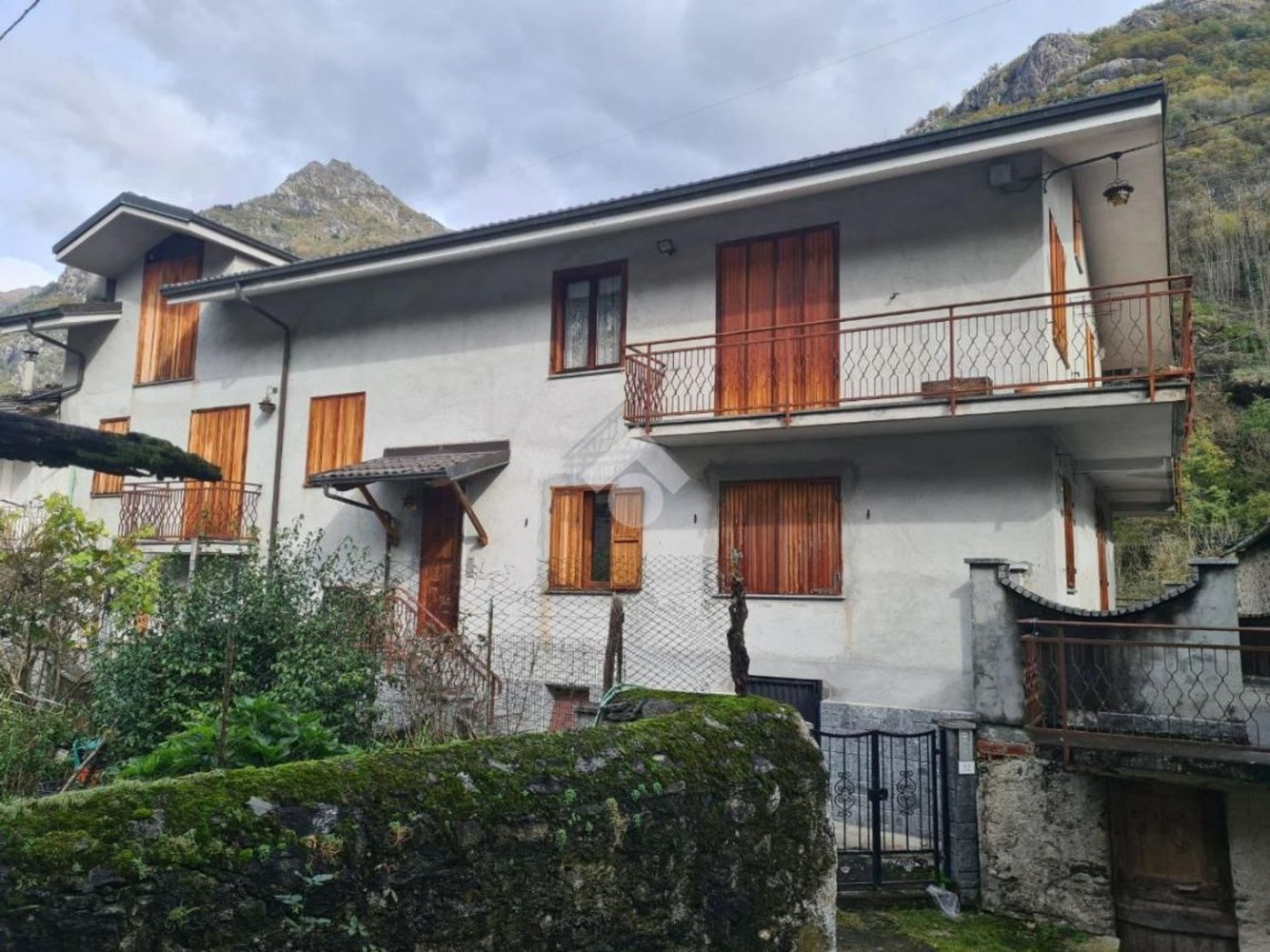 Дом с 9 комнатами в Локана, Италия № 1815