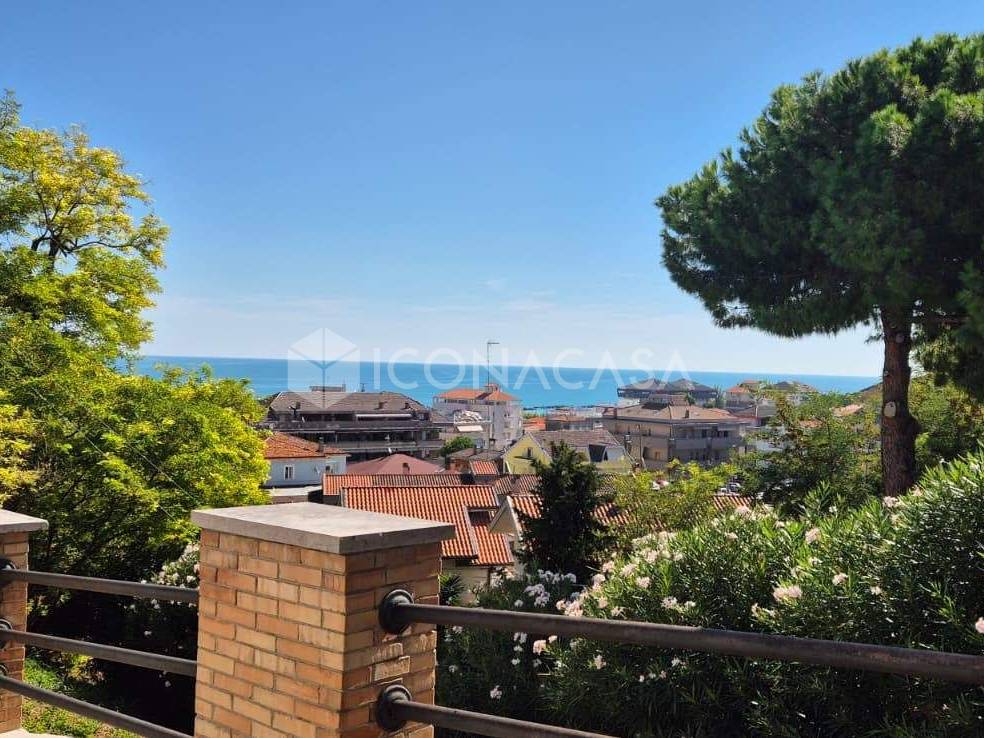 4 rooms Apartment in Francavilla al Mare, Italy No. 387963