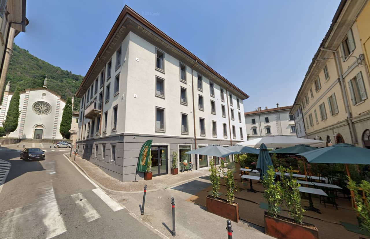 6 rooms Commercial property in Como, Italy No. 366314